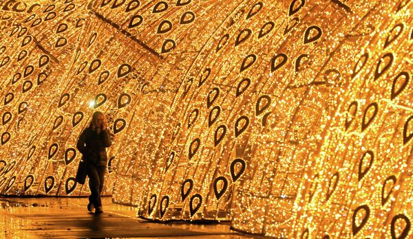 Khung cảnh đèn sáng lung linh bên ngoài Rạp xiếc Lớn trên Đại lộ Vernadsky, Moskva - Sputnik Việt Nam