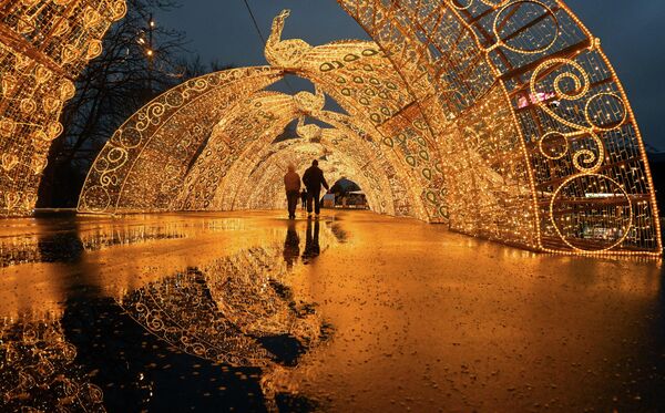 Khung cảnh đèn sáng lung linh bên ngoài Rạp xiếc Lớn trên Đại lộ Vernadsky, Moskva - Sputnik Việt Nam