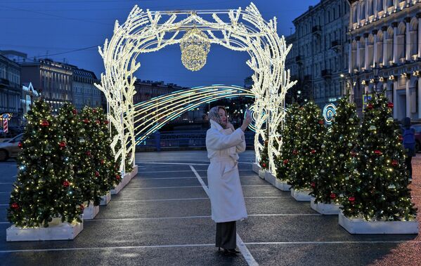 Khu vườn ánh sáng trên Quảng trường St. Isaac, St. Petersburg - Sputnik Việt Nam