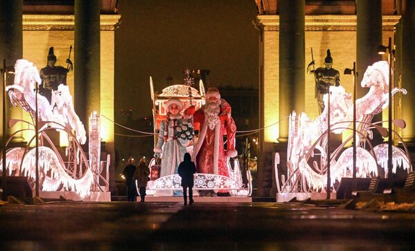 Đại lộ Kutuzovsky rực sáng trong những chùm đèn lễ hội mừng Năm mới, Moskva - Sputnik Việt Nam
