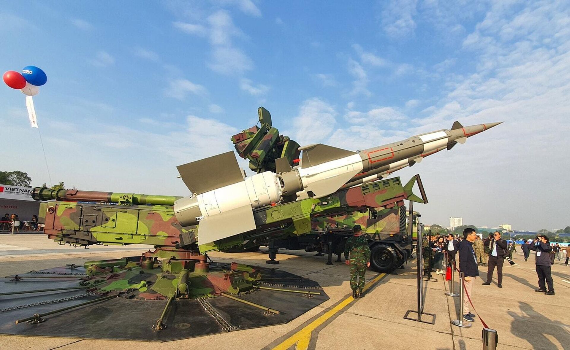 Tổ hợp tên lửa phòng không S-125-VT - Sputnik Việt Nam, 1920, 11.12.2025