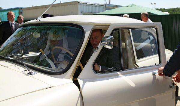 Ông Putin cũng sở hữu một chiếc xe cổ khác trong bộ sưu tập của mình: một chiếc GAZ-21 Volga. Hành khách của ông Putin vào ngày 30 tháng 5 năm 2009 (khi đó ông là Thủ tướng Liên bang Nga) là Thượng phụ Kirill. - Sputnik Việt Nam