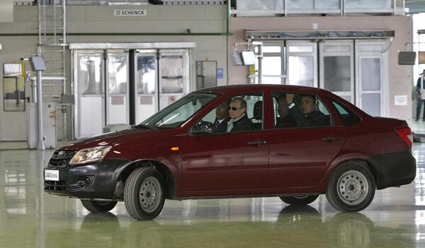 Sau đó, ông đã lái chiếc Lada Granta, mẫu xe thay thế cho Kalina. - Sputnik Việt Nam