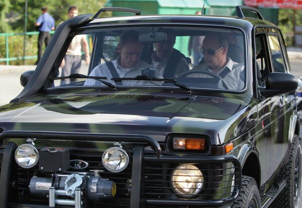 Ông Putin cũng tự lái chiếc Niva của mình đến Sochi vào tháng 9 năm 2009, chở Chủ tịch Ủy ban Điều phối Thế vận hội Mùa đông XXII lúc bấy giờ, thành viên IOC Jean-Claude Killy, và Giám đốc Điều hành IOC Gilbert Felli. - Sputnik Việt Nam