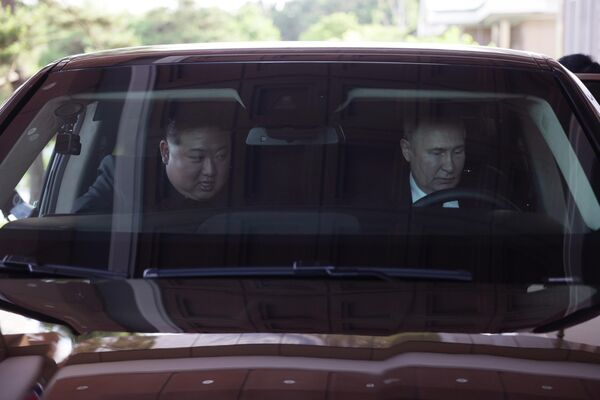 Hành khách của ông Putin trên chiếc Aurus hạng sang cũng là Chủ tịch Triều Tiên Kim Jong-un trong chuyến thăm Bình Nhưỡng của ông Putin vào tháng 6 năm 2024. Chiếc xe là món quà từ nhà lãnh đạo Nga. - Sputnik Việt Nam