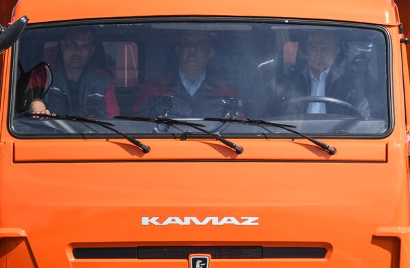 Ông Putin không chỉ lái xe hơi chở khách mà còn lái cả xe tải KamAZ trên đoạn đường của Cầu Crưm. - Sputnik Việt Nam