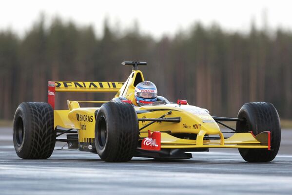 Ông cũng từng lái xe đua Công thức 1 trên đường đua đặc biệt ở tỉnh Leningrad. - Sputnik Việt Nam