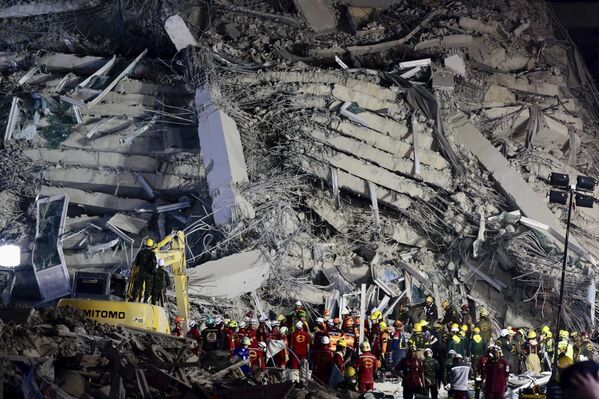 Các nhân viên cứu hộ làm việc tại hiện trường tòa nhà cao tầng sụp đổ sau trận động đất mạnh 7,7 độ richter ở Bangkok, Thái Lan, ngày 29 tháng 3 năm 2025 - Sputnik Việt Nam