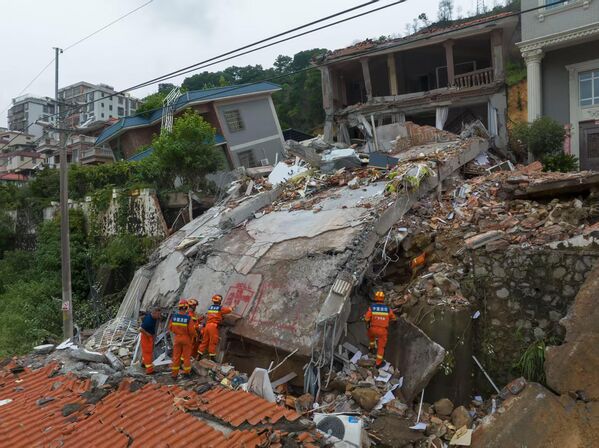 Lực lượng cứu hộ làm việc tại hiện trường vụ sạt lở đất do mưa lớn gây ra tại làng Dayuan, quận Baiyun, thành phố Quảng Châu, tỉnh Quảng Đông, Trung Quốc, ngày 6 tháng 8 năm 2025 - Sputnik Việt Nam