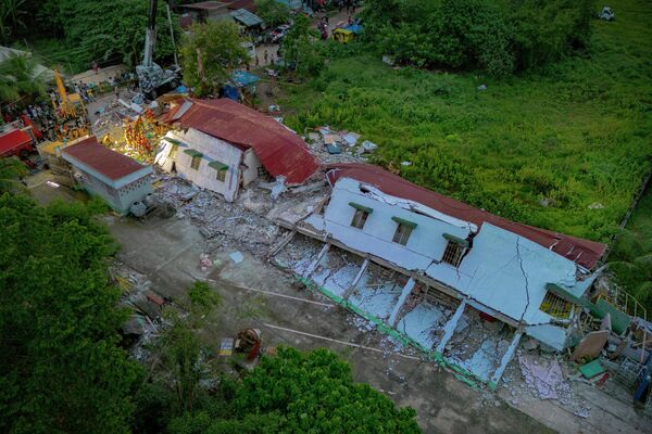 Lực lượng cứu hộ tìm kiếm người sống sót dưới đống đổ nát của một ngôi nhà dân bị sập do động đất vào ngày 1 tháng 10 năm 2025 tại Bogo, tỉnh Cebu, Philippines - Sputnik Việt Nam