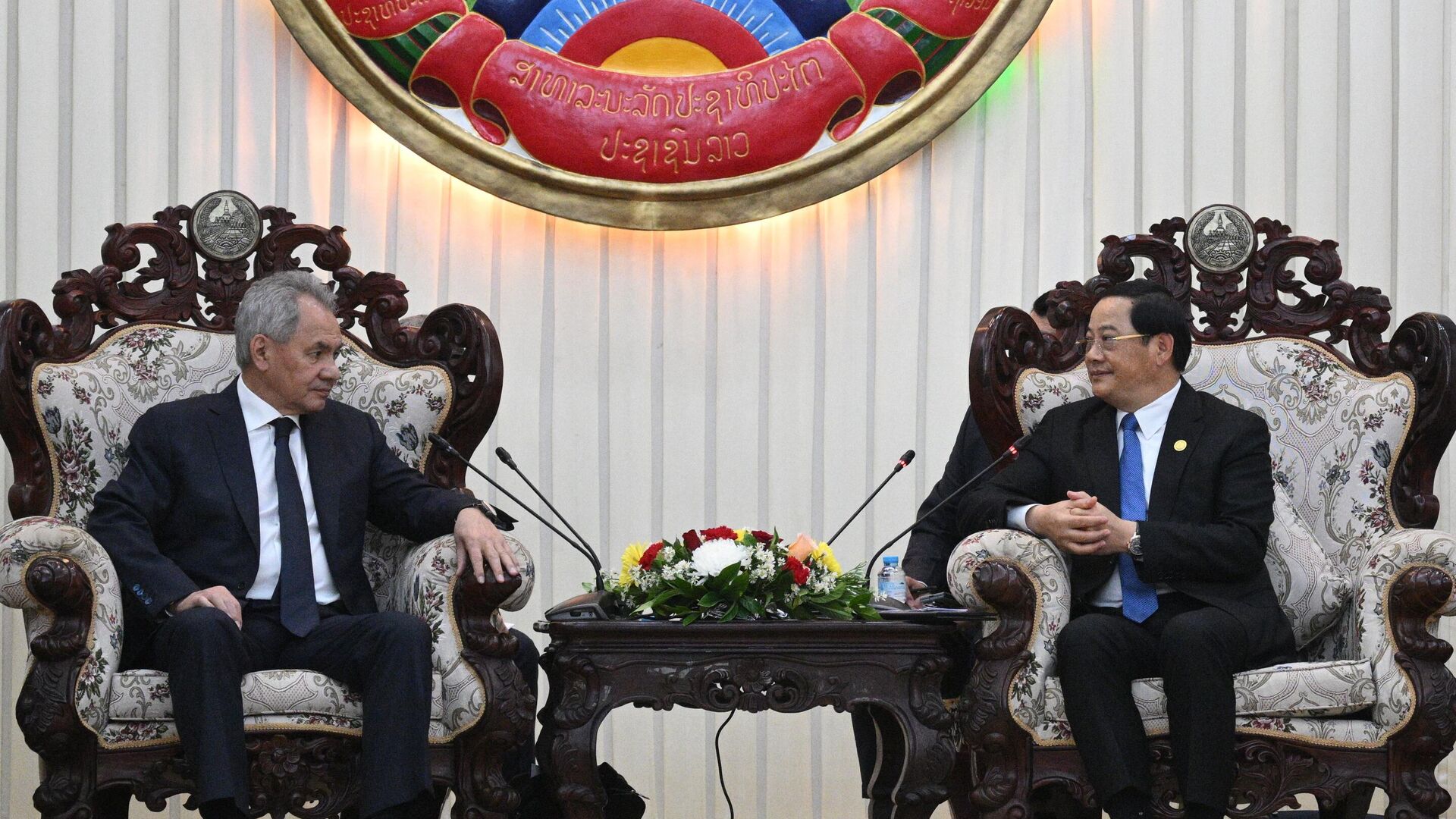 Thư ký Hội đồng An ninh Nga Sergei Shoigu và Thủ tướng Lào Sonexay Siphandone trong một cuộc gặp tại Viêng Chăn Thư ký Hội đồng An ninh Nga Sergei Shoigu và Thủ tướng Lào Sonexay Siphandone trong một cuộc gặp tại Viêng Chăn - Sputnik Việt Nam, 1920, 11.12.2025