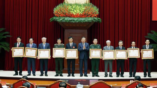 Tổng Bí thư Tô Lâm trao tặng Huân chương Độc lập các hạng Nhất, Nhì, Ba và Huân chương Quân công hạng Nhì, hạng Ba cho các đồng chí lãnh đạo - Sputnik Việt Nam