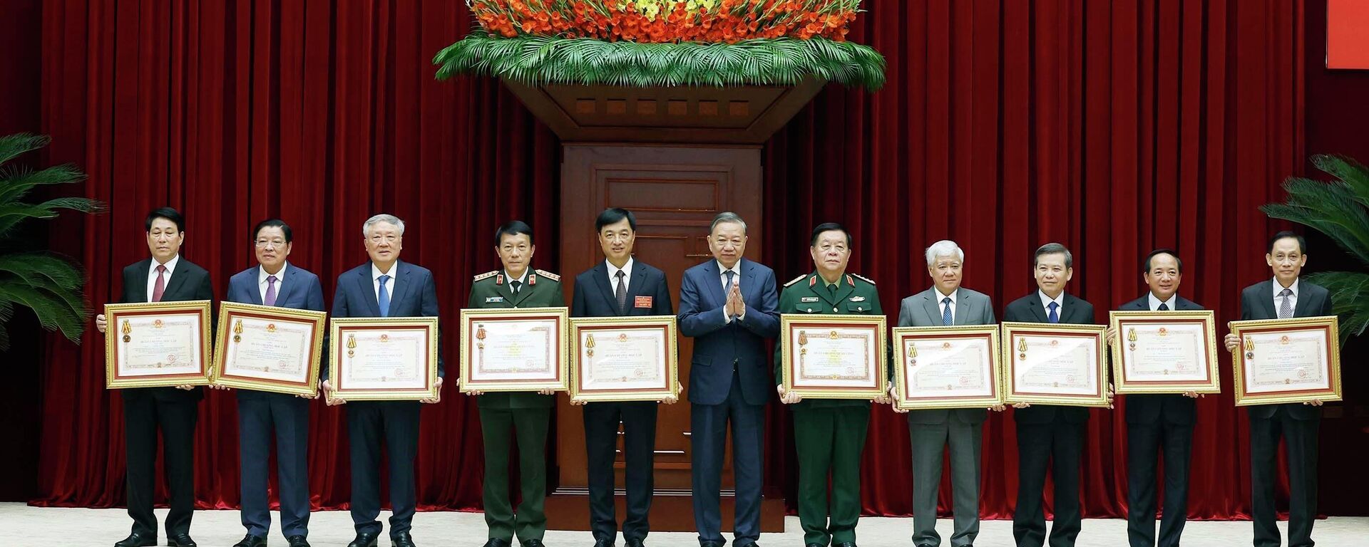 Tổng Bí thư Tô Lâm trao tặng Huân chương Độc lập các hạng Nhất, Nhì, Ba và Huân chương Quân công hạng Nhì, hạng Ba cho các đồng chí lãnh đạo Tổng Bí thư Tô Lâm trao tặng Huân chương Độc lập các hạng Nhất, Nhì, Ba và Huân chương Quân công hạng Nhì, hạng Ba cho các đồng chí lãnh đạo - Sputnik Việt Nam, 1920, 11.12.2025
