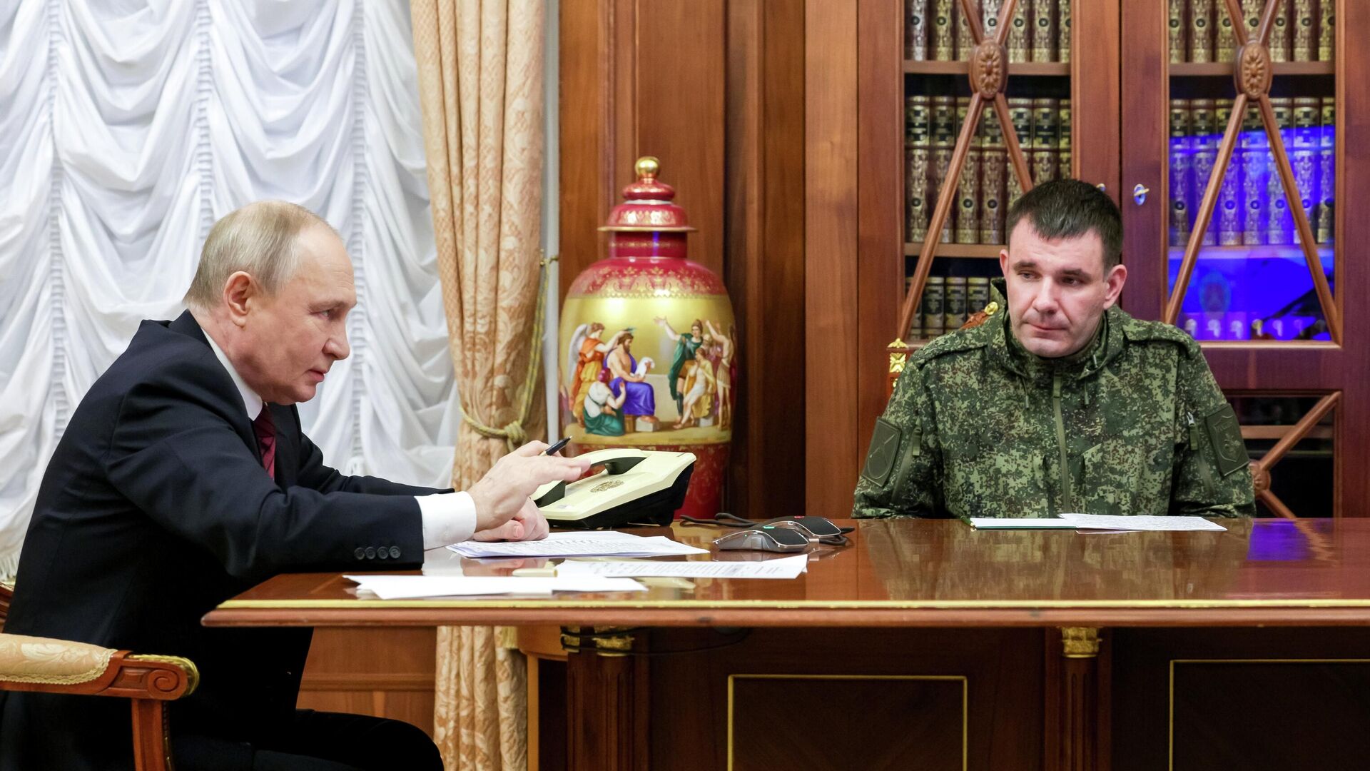 Tổng thống Vladimir Putin đã có cuộc họp bàn về tình hình tại khu vực chiến dịch quân sự đặc biệt Tổng thống Vladimir Putin đã có cuộc họp bàn về tình hình tại khu vực chiến dịch quân sự đặc biệt - Sputnik Việt Nam, 1920, 11.12.2025