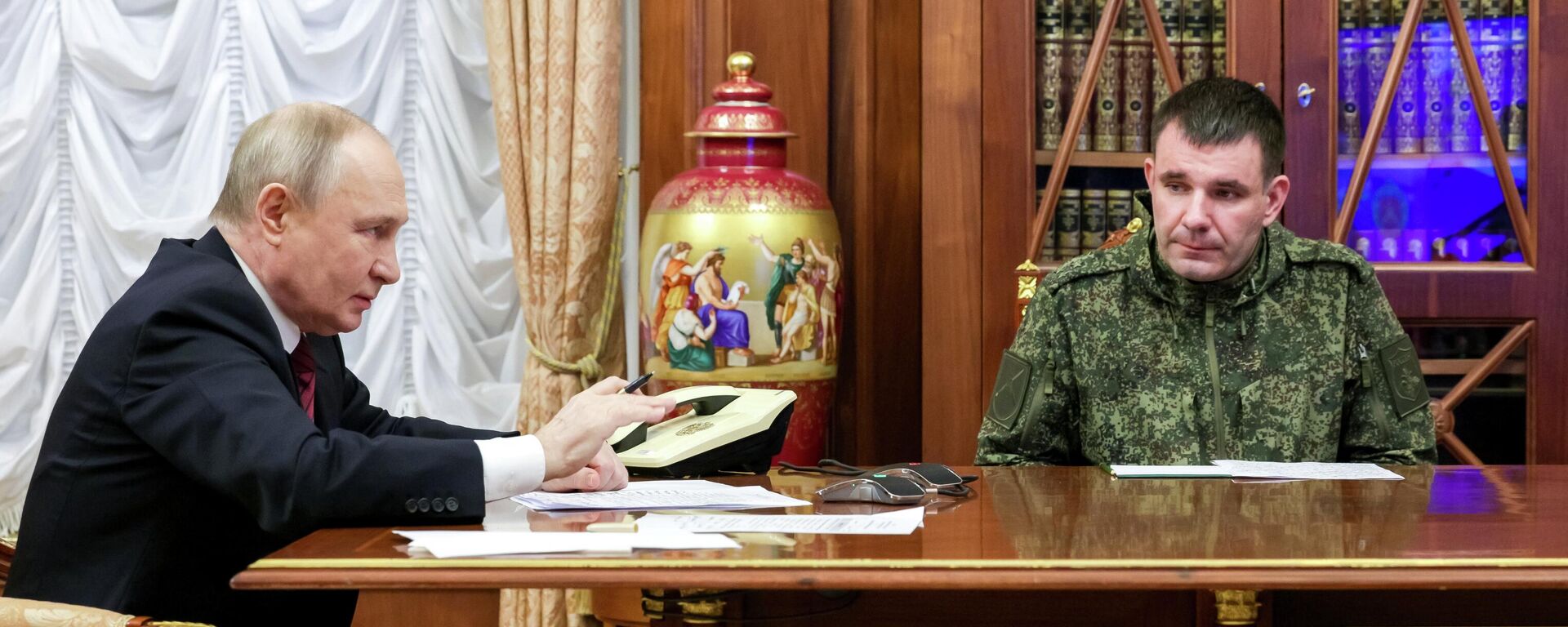 Tổng thống Vladimir Putin đã có cuộc họp bàn về tình hình tại khu vực chiến dịch quân sự đặc biệt Tổng thống Vladimir Putin đã có cuộc họp bàn về tình hình tại khu vực chiến dịch quân sự đặc biệt - Sputnik Việt Nam, 1920, 11.12.2025