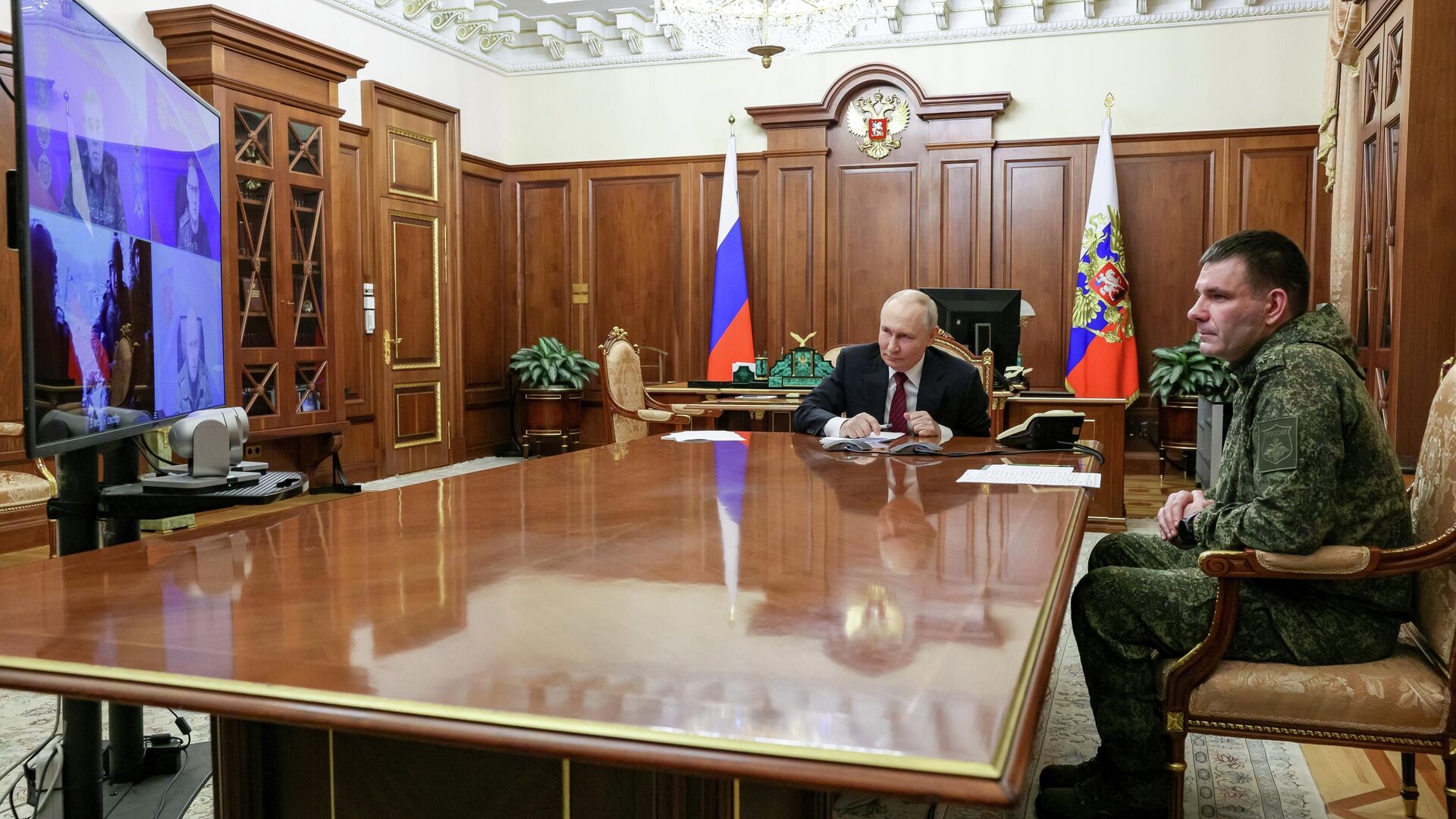 Tổng thống Vladimir Putin đã có cuộc họp bàn về tình hình tại khu vực chiến dịch quân sự đặc biệt Tổng thống Vladimir Putin đã có cuộc họp bàn về tình hình tại khu vực chiến dịch quân sự đặc biệt - Sputnik Việt Nam, 1920, 11.12.2025