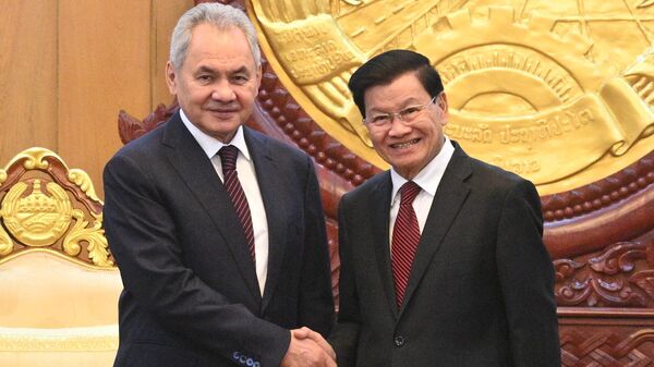 Thư ký Hội đồng An ninh Nga Sergei Shoigu và Chủ tịch nước CHDCND Lào Thongloun Sisoulith trong cuộc gặp tại Viêng Chăn - Sputnik Việt Nam