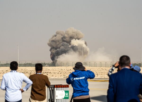 Khói bốc lên sau vụ rơi máy bay tiêm kích Ấn Độ trong chuyến bay biểu diễn tại triển lãm hàng không ở Dubai, Các Tiểu vương quốc Ả Rập Thống nhất, ngày 21 tháng 11 năm 2025 - Sputnik Việt Nam