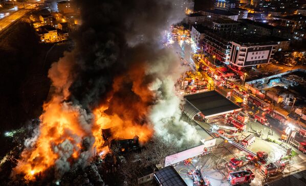 Vụ cháy tại cơ sở xử lý rác thải ở Avcılar, Istanbul, Thổ Nhĩ Kỳ, ngày 17 tháng 2 năm 2025 - Sputnik Việt Nam