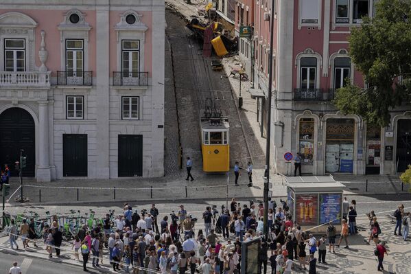 Người dân nhìn chiếc tàu điện du lịch trật bánh và gặp nạn tại Lisbon, Bồ Đào Nha, ngày 4 tháng 9 năm 2025 - Sputnik Việt Nam