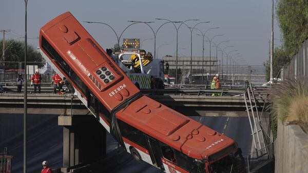 Автобус завис на эстакаде после столкновения с автомобилем в Сантьяго, Чили, 19 апреля 2025 года - Sputnik Việt Nam