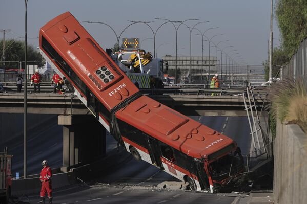 Xe buýt treo lơ lửng trên cầu vượt sau khi va chạm với ô tô tại Santiago, Chile, ngày 19 tháng 4 năm 2025 - Sputnik Việt Nam