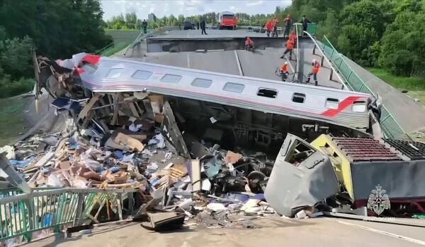 Sập cầu đè lên đoàn tàu chở khách tại tỉnh Bryansk, Nga, ngày 1 tháng 5 năm 2025 - Sputnik Việt Nam