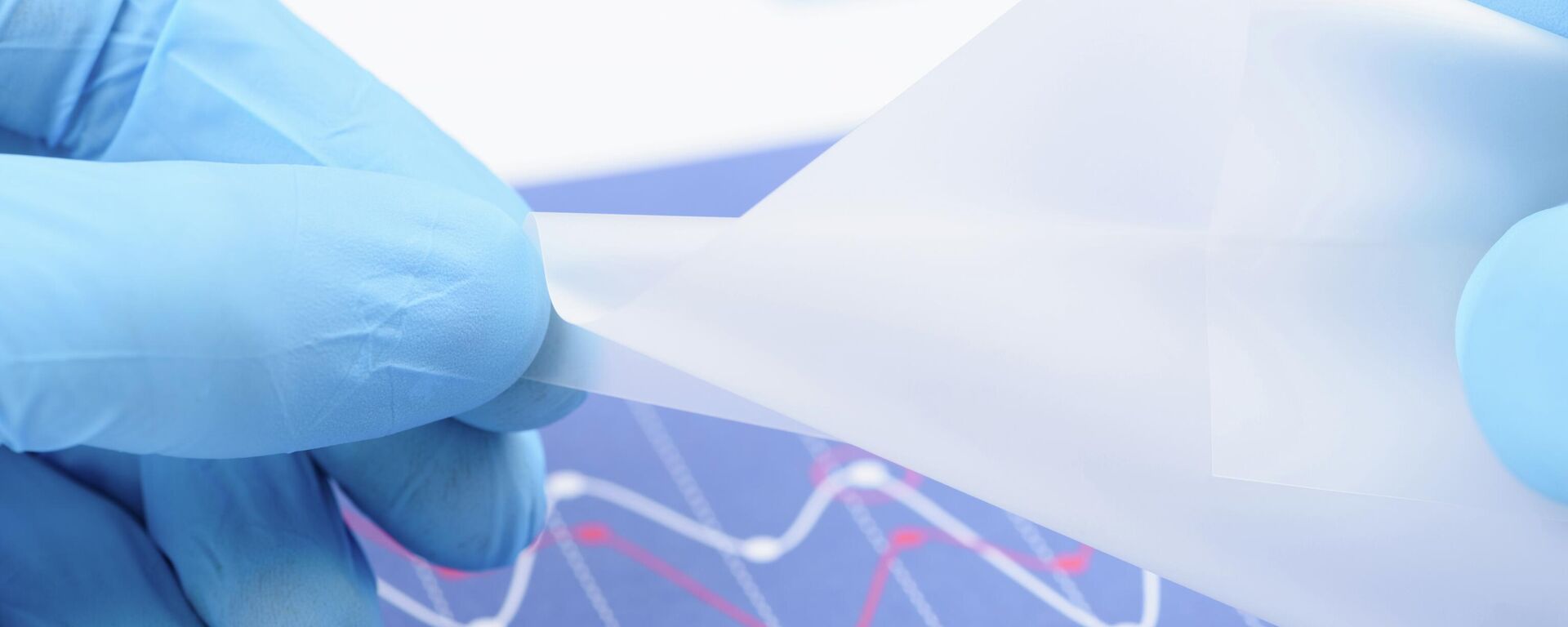 Cuộn phim trong tay một nhà nghiên cứu - Sputnik Việt Nam, 1920, 03.01.2026