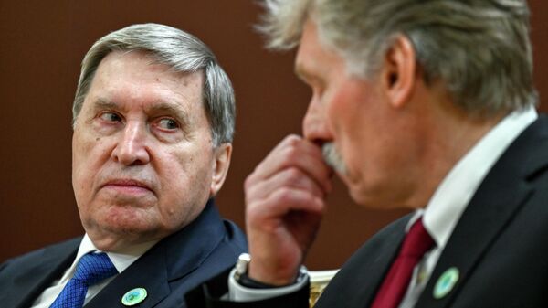 Trợ lý của Tổng thống Liên bang Nga Yuri Ushakov và Thư ký báo chí của Tổng thống Liên bang Nga Dmitry Peskov Trợ lý của Tổng thống Liên bang Nga Yuri Ushakov và Thư ký báo chí của Tổng thống Liên bang Nga Dmitry Peskov - Sputnik Việt Nam