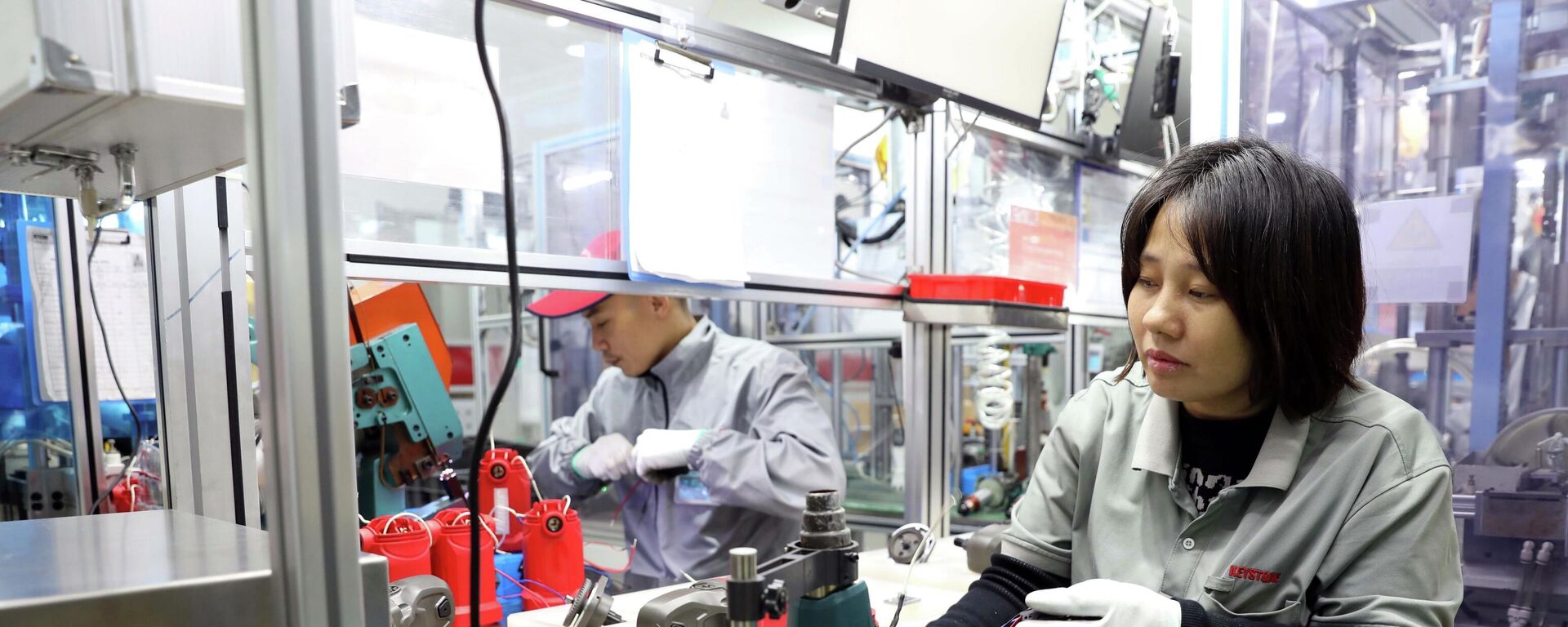 Công nhân sản xuất các sản phẩm dụng cụ điện cầm tay tại dự án Nhà máy Keystone Electrical Việt Nam (Khu Công nghiệp Liên Hà Thái), xã Thái Thụy, tỉnh Hưng Yên - Sputnik Việt Nam, 1920, 04.01.2026