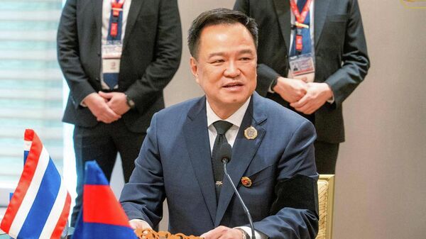 Thủ tướng Thái Lan Anutin Charnvirakul tham dự cuộc gặp với người đồng cấp Campuchia, Thủ tướng Hun Manet, tại Kuala Lumpur, Malaysia, thứ Ba, ngày 28 tháng 10 năm 2025. - Sputnik Việt Nam