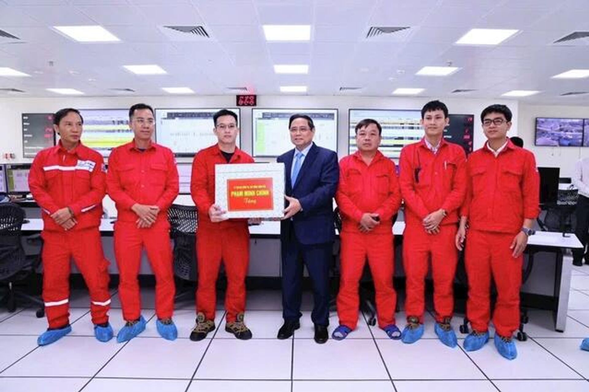 Thủ tướng Chính phủ Phạm Minh Chính tặng quà cho cán bộ, nhân viên tại nhà máy Thủ tướng Chính phủ Phạm Minh Chính tặng quà cho cán bộ, nhân viên tại nhà máy - Sputnik Việt Nam, 1920, 14.12.2025