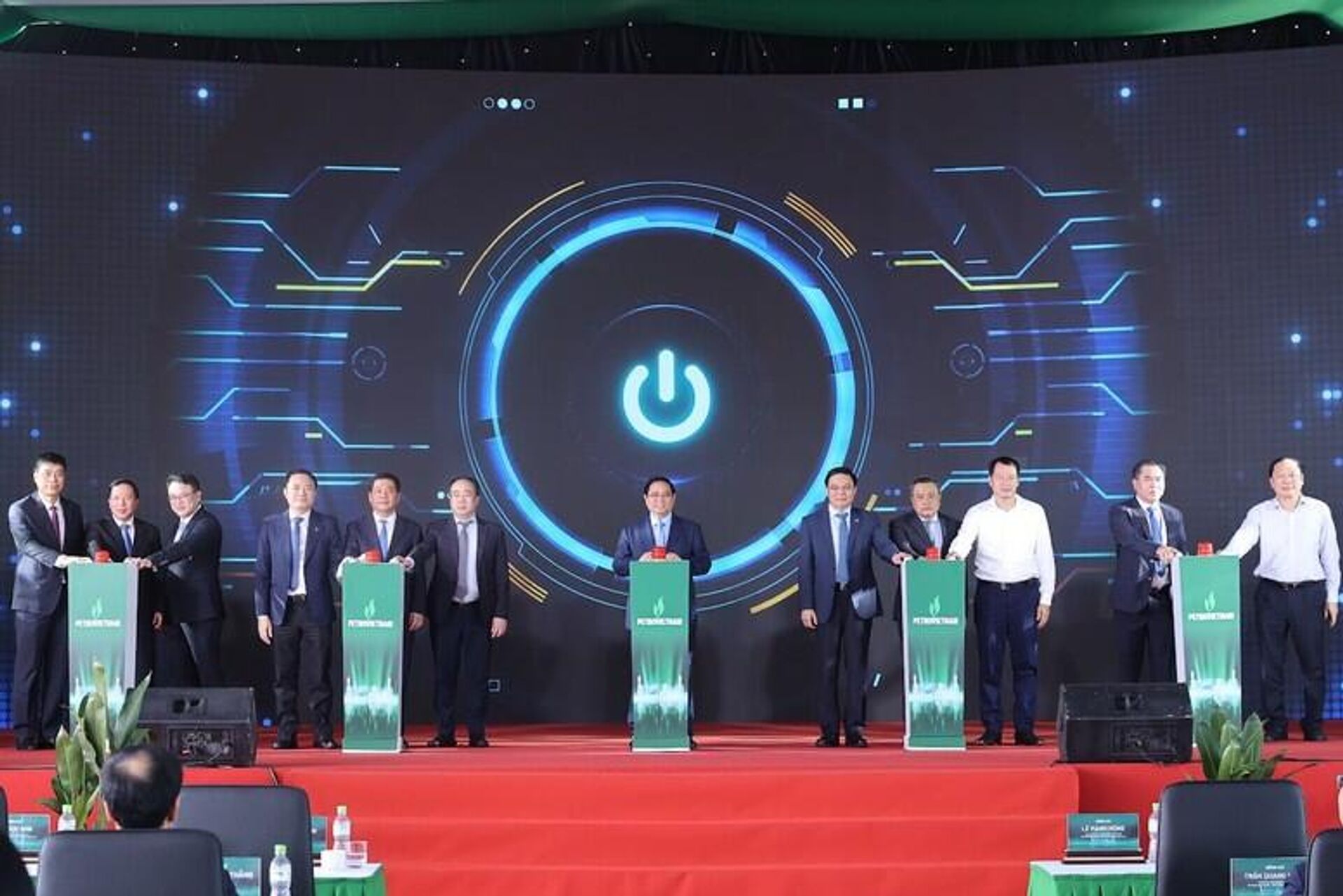 Thủ tướng và các đại biểu thực hiện nghi thức bấm nút khánh thành Thủ tướng và các đại biểu thực hiện nghi thức bấm nút khánh thành - Sputnik Việt Nam, 1920, 14.12.2025