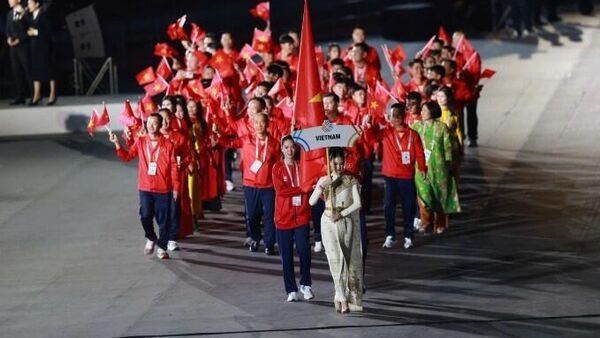 Đoàn thể thao Việt Nam diễu hành tại lễ khai mạc SEA Games 33 trên sân Rajamangala ở Bangkok, Thái Lan, ngày 9/12/2025. - Sputnik Việt Nam