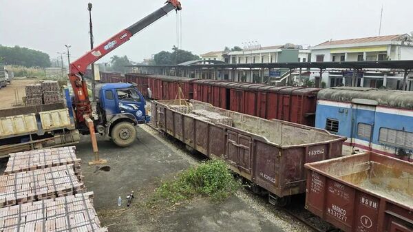 Gạch được đưa lên các toa tàu để vận chuyển vào miền Trung - Sputnik Việt Nam