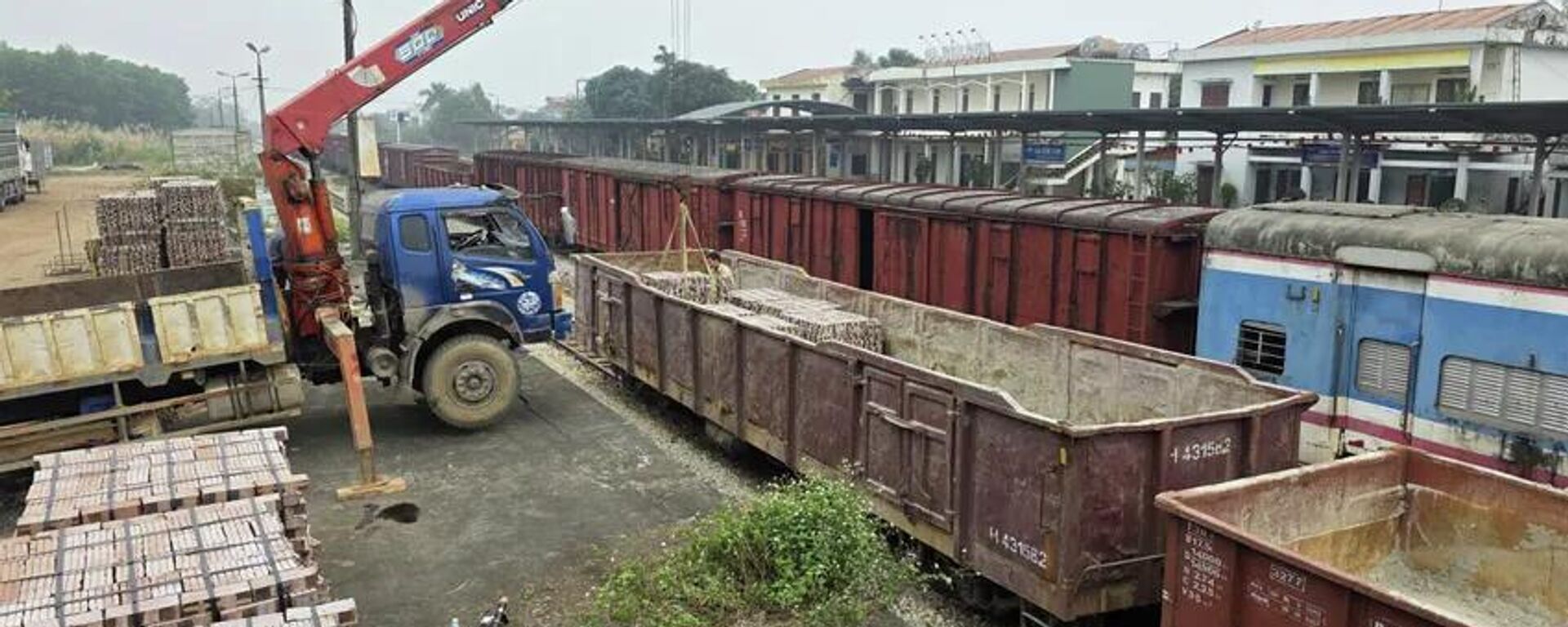 Gạch được đưa lên các toa tàu để vận chuyển vào miền Trung - Sputnik Việt Nam, 1920, 14.12.2025