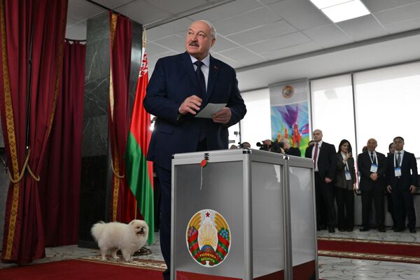 Tổng thống Belarus đương nhiệm Alexandr Lukashenko bỏ phiếu trong cuộc bầu cử Tổng thống tại Trạm bỏ phiếu ở Minsk - Sputnik Việt Nam