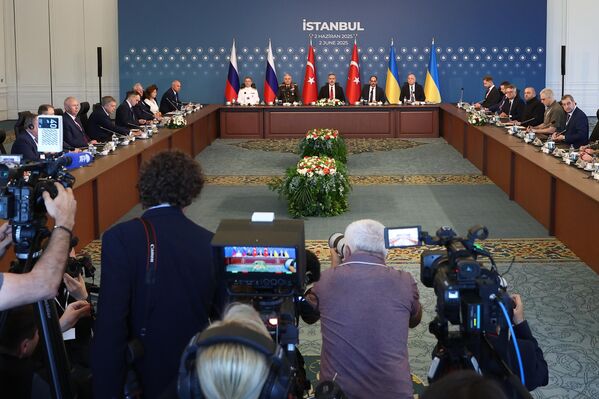 Đàm phán trực tiếp giữa các phái đoàn Nga và Ukraina trong Cung điện Ciragan ở Istanbul, Thổ Nhĩ Kỳ - Sputnik Việt Nam