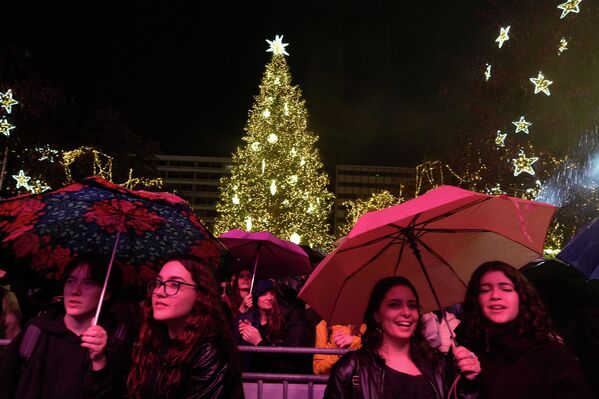 Mọi người thưởng thức buổi hòa nhạc trong lúc mưa, tại quảng trường Syntagma ở Athens, Hy Lạp - Sputnik Việt Nam