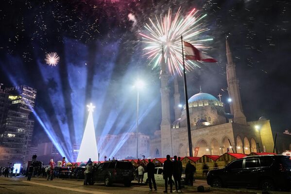 Cây thông Giáng sinh tại quảng trường Martyrs ở trung tâm Beirut, Lebanon - Sputnik Việt Nam