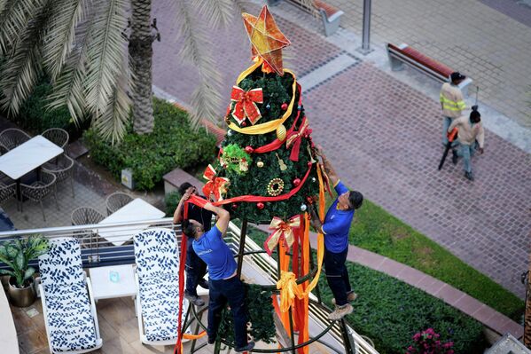 Công nhân trang trí cây thông Giáng sinh ở Dubai, UAE - Sputnik Việt Nam