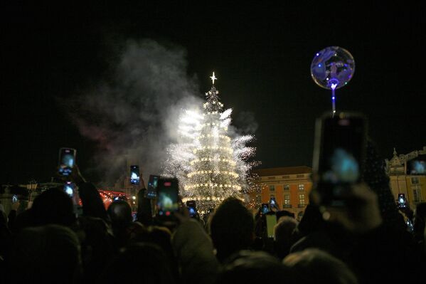 Thắp sáng đèn trên cây thông Giáng sinh ở Lisbon, Bồ Đào Nha - Sputnik Việt Nam