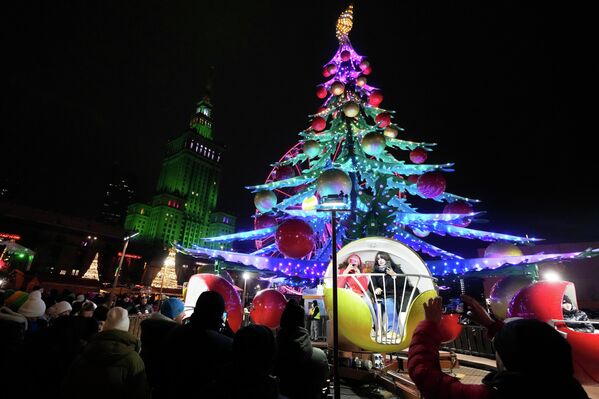 Mọi người tham quan chợ Giáng sinh ở Warsaw, Ba Lan, thứ Bảy, ngày 29 tháng 11 năm 2025 - Sputnik Việt Nam