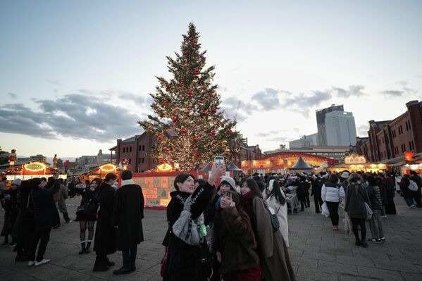 Cây thông tại chợ Giáng sinh ở Yokohama, Nhật Bản - Sputnik Việt Nam