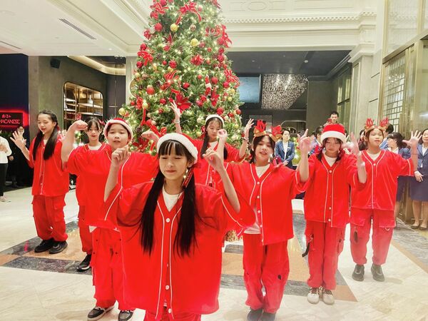 Các cháu thiếu nhi biểu diễn trong lễ thắp sáng cây thông Noel của Khách sạn Hanoi Centre (Hà Nội) - Sputnik Việt Nam