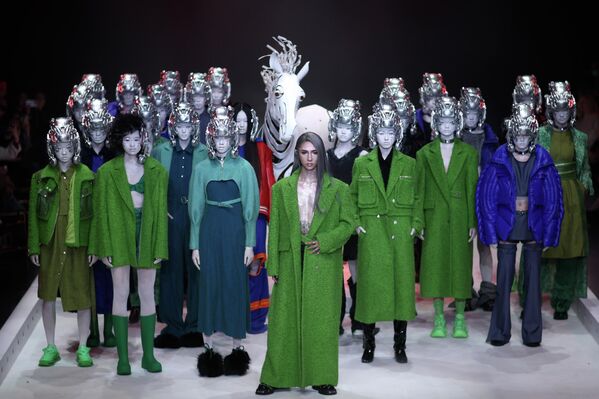 Buổi trình diễn bộ sưu tập QUEEN của nhà thiết kế Trung Quốc Ding Jie tại Tuần lễ thời trang Thượng Hải, Trung Quốc, 2023 - Sputnik Việt Nam