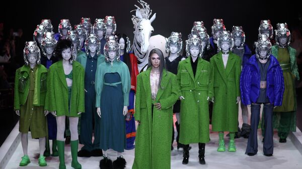 Buổi trình diễn bộ sưu tập QUEEN của nhà thiết kế Trung Quốc Ding Jie tại Tuần lễ thời trang Thượng Hải, Trung Quốc, 2023 - Sputnik Việt Nam