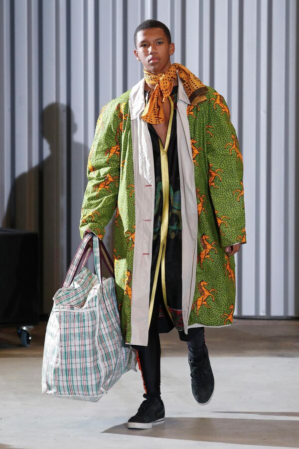 Người mẫu trình diễn trên sàn catwalk trong show thời trang Xuly Bet tại Tuần lễ thời trang nữ Paris, Pháp, 2020 - Sputnik Việt Nam