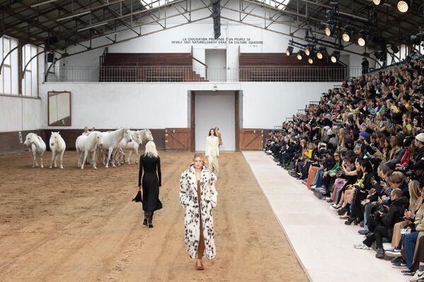 Người mẫu trình diễn trên sàn catwalk trong khi những chú ngựa đang gặm cỏ trong show thời trang nữ Stella McCartney tại Tuần lễ thời trang Paris, Pháp, 2023 - Sputnik Việt Nam