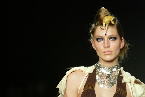Người mẫu trình diễn trên sàn catwalk trong show thời trang Sass &amp; Bide tại Tuần lễ thời trang New York, Hoa Kỳ, 2004 - Sputnik Việt Nam
